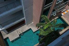 6-17 - 2 Bdr Condo With Balcony and Shared Pool