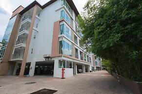 6-17 - 2 Bdr Condo With Balcony and Shared Pool
