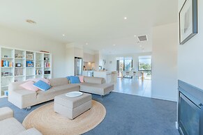 3 Bedroom Condo - Access to Pool Torquay