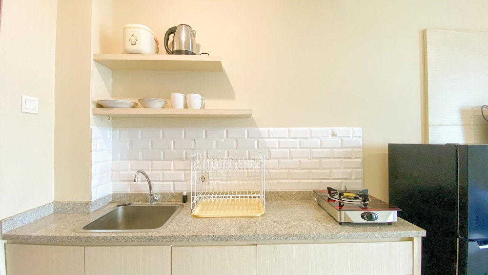Homey And Best Place Studio Tifolia Apartment