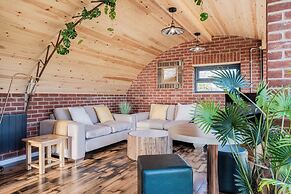 Brick Barn - Luxury Barn by River Avon