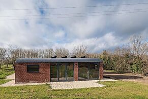 Brick Barn - Luxury Barn by River Avon