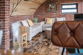 Brick Barn - Luxury Barn by River Avon