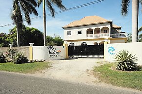 Indigo Beach Villa - Black River