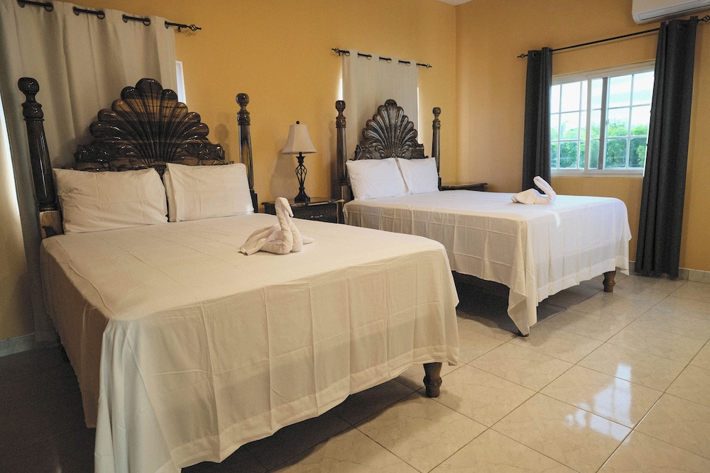 Indigo Beach Villa - Black River