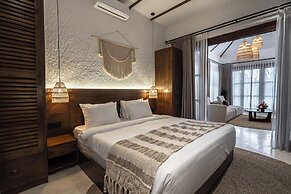 Moonlight EVDEkimi - Stylish 2BR escape with Tropical garden and Pool