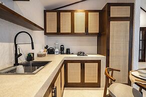 Moonlight EVDEkimi - Stylish 2BR escape with Tropical garden and Pool
