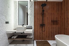 Moonlight EVDEkimi - Stylish 2BR escape with Tropical garden and Pool