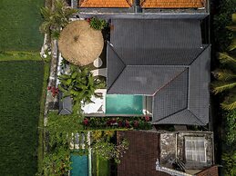 Moonlight EVDEkimi - Stylish 2BR escape with Tropical garden and Pool