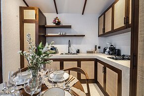Moonlight EVDEkimi - Stylish 2BR escape with Tropical garden and Pool