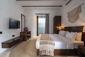 Moonlight EVDEkimi - Stylish 2BR escape with Tropical garden and Pool