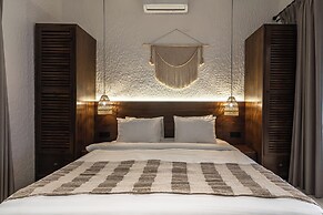 Moonlight EVDEkimi - Stylish 2BR escape with Tropical garden and Pool