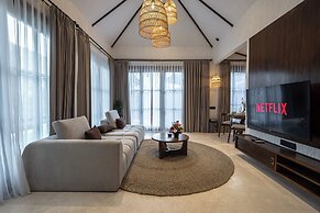 Moonlight EVDEkimi - Stylish 2BR escape with Tropical garden and Pool