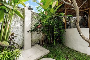 Moonlight EVDEkimi - Stylish 2BR escape with Tropical garden and Pool