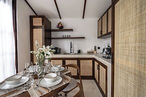 Moonlight EVDEkimi - Stylish 2BR escape with Tropical garden and Pool