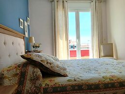 3 Bed Flat - Sleeps 6 - Pool - Garden - Parking