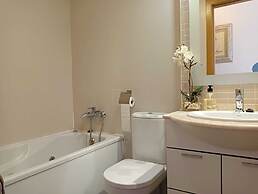 3 Bed Flat - Sleeps 6 - Pool - Garden - Parking