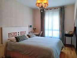 3 Bed Flat - Sleeps 6 - Pool - Garden - Parking