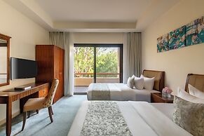 Royal Lazure Resort