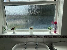 3 Bedroom Cozy House in Reading