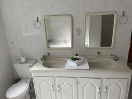 Room-busa House Self-catering Unit