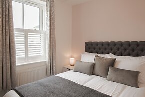 Stunning 2 BD with Patio & Free Parking