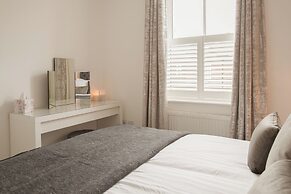 Stunning 2 BD with Patio & Free Parking