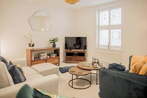 Stunning 2 BD with Patio & Free Parking