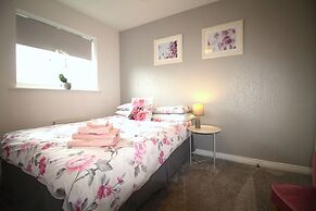 2 Bed House - Large Garden - Pet Friendly