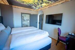 Maxim Suites by Elias Holl