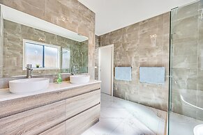 StayAU 6BR Deluxe Lakeview Point Cook