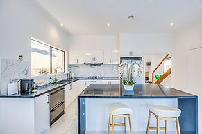 StayAU 6BR Deluxe Lakeview Point Cook