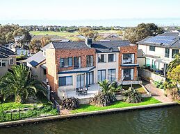 StayAU 6BR Deluxe Lakeview Point Cook