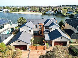 StayAU 6BR Deluxe Lakeview Point Cook