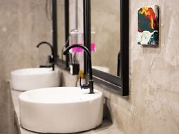 AREA81 HIDEOUT Hostel Khaosan