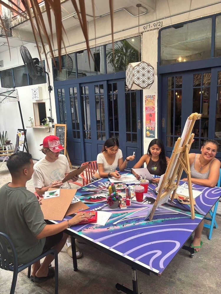 AREA81 HIDEOUT Hostel Khaosan
