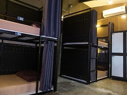 AREA81 HIDEOUT Hostel Khaosan