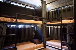 AREA81 HIDEOUT Hostel Khaosan