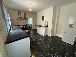 Luxe Spacious 5-bed House in Liverpool