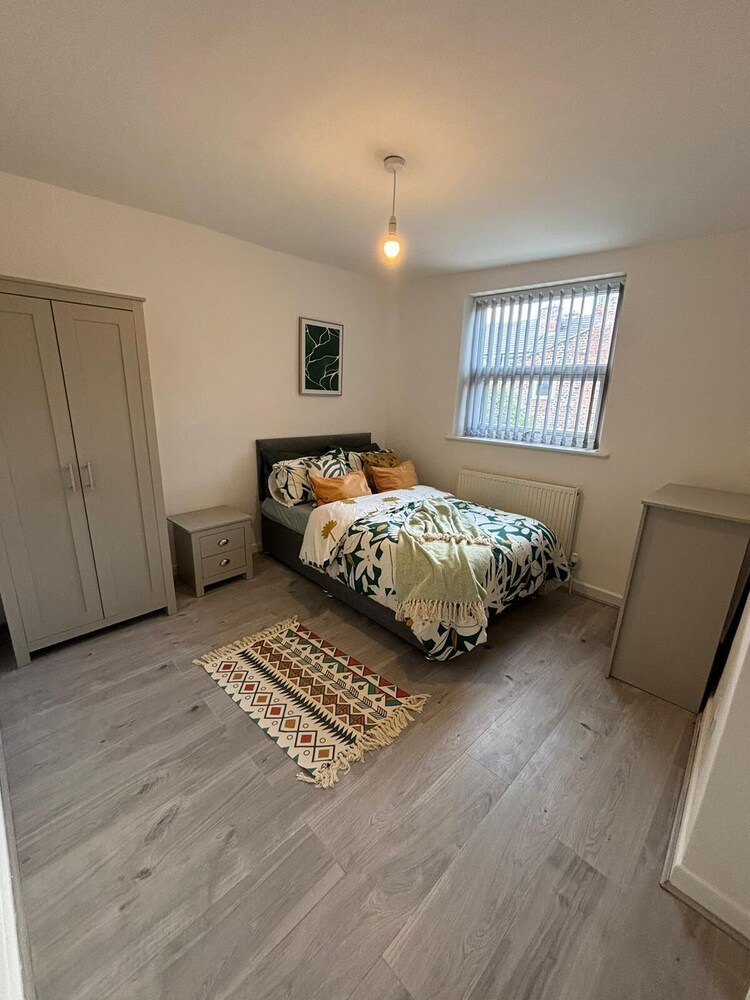 Luxe Spacious 5-bed House in Liverpool