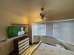 Cosy Heathrow Apartment With 2 Bedrooms