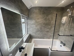 Cosy Heathrow Apartment With 2 Bedrooms