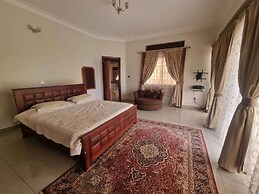 House - Kampala - 6 Bedrooms - Parking - Garden