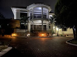 House - Kampala - 6 Bedrooms - Parking - Garden