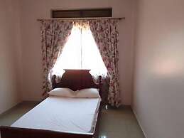 House - Kampala - 6 Bedrooms - Parking - Garden