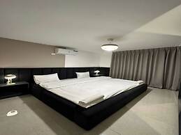 Stylish Luxe Apartment Fr 0005