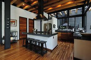 Casa Retiro With Pool and Garden