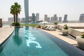 Stunning Studio Dubai with Infinity Pool and Canal View