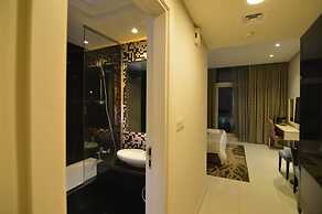 Stunning Studio Dubai with Infinity Pool and Canal View