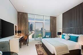 Stunning Studio Dubai with Infinity Pool and Canal View